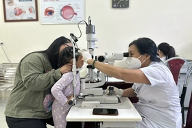 Quan tâm đúng mức tật khúc xạ ở trẻ