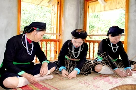 Người Tày Xuân Giang gìn giữ nghề truyền thống đan nón lá hai mê
