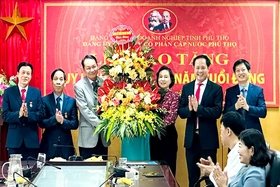 Trao tặng Huy hiệu 30 năm, 40 năm tuổi Đảng