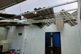 Mưa lớn khiến gần 300 nhà dân tại Hạ Hòa bị tốc mái