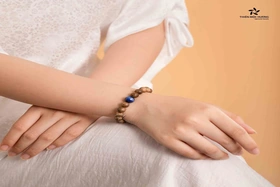 Đeo vòng phong thủy tay nào tốt? Cách lựa chọn vòng tay phù hợp cho bản thân