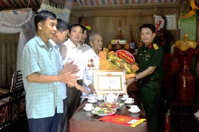 Cẩm Khê: 137 đảng viên được tặng, truy tặng Huy hiệu Đảng
