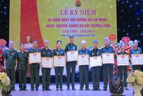 Kỷ niệm 65 năm Ngày mở đường Hồ Chí Minh và Ngày truyền thống bộ đội Trường Sơn