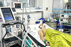 Đi xe máy về quê giữa trưa nắng, chàng trai 21 tuổi bị sốc nhiệt nguy kịch