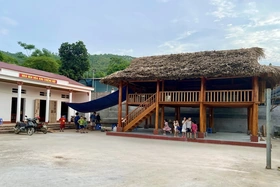 Nhân dân khu Chiềng Nội ủng hộ gần 300 triệu đồng dựng nhà sàn truyền thống