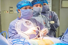 Kỹ thuật nội soi 2 cổng trong điều trị bệnh cột sống