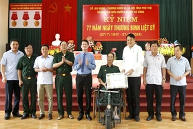Đoàn ĐBQH tỉnh thăm, tặng quà Trung tâm Điều dưỡng người có công