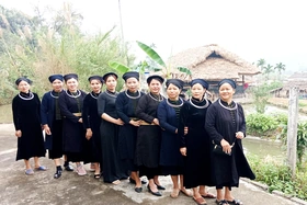 Áo dài màu chàm của dân tộc Tày