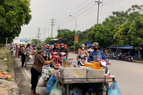 Hàng rong bủa vây Khu công nghiệp Thụy Vân