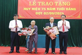Trao Huy hiệu 75 năm, 70 năm tuổi Đảng tại huyện Thanh Sơn