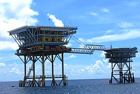 Tình người giữa biển khơi