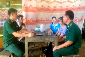 Đồng hành trên con đường tới trường của học sinh nghèo nơi biên giới