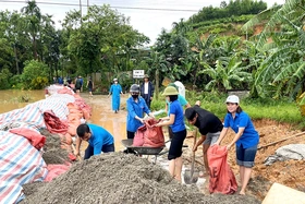 Đoàn viên thanh niên xung kích khắc phục hậu quả mưa bão