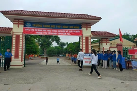 Bố trí học sinh học tạm trong thời gian cấm các phương tiện qua lại cầu Trung Hà, Tứ Mỹ và khắc phục sự cố gãy cầu Phong Châu