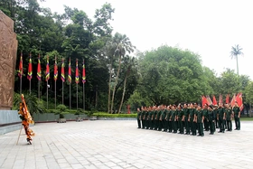 Đoàn đại biểu dự Đại hội thi đua yêu nước “Cựu chiến binh gương mẫu” dâng hoa tưởng nhớ Chủ tịch Hồ Chí Minh