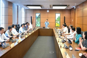 Thảo luận tại Tổ vào dự án Luật Luật sửa đổi, bổ sung một số điều của Luật Bảo hiểm y tế, Luật Dữ liệu