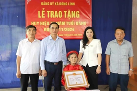 Trao huy hiệu 70 năm tuổi Đảng tại huyện Thanh Ba