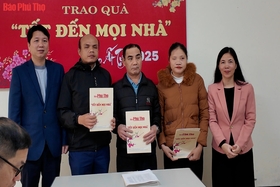 Trao quà “Tết đến mọi nhà” cho Hội người mù thành phố Việt Trì