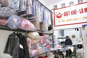 Dịch vụ giặt là “đắt khách” khi mưa phùn, nồm ẩm kéo dài