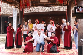 Về miền Đất Tổ