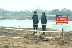 Tháo gỡ, hủy nổ quả bom tại sông Lô