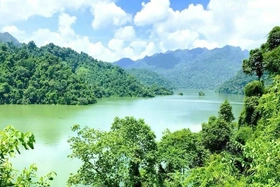 Hồ Ba Bể - Viên ngọc xanh giữa đại ngàn Việt Bắc