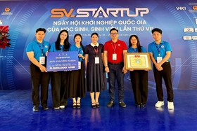 Nhóm sinh viên đạt giải cuộc thi “Học sinh, sinh viên với ý tưởng khởi nghiệp” lần thứ VII