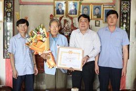 Huyện Đoan Hùng có 124 đảng viên được trao Huy hiệu Đảng đợt 19/5