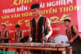 Âm vang tiếng đàn đá của dân tộc Xơ Đăng giữa đại ngàn Tây Nguyên