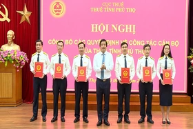 Công bố các quyết định về công tác cán bộ của cơ quan Thuế tỉnh Phú Thọ