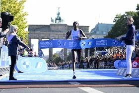 “Siêu giày” carbon giúp bạn chạy nhanh hơn bao nhiêu?