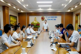 Phó Chủ tịch UBND tỉnh Nguyễn Huy Ngọc nghe báo cáo công tác chuẩn bị lễ khánh thành dự án Nhà Văn hóa nghệ thuật tỉnh và sử dụng trí tuệ nhân tạo hỗ trợ giải quyết thủ tục hành chính công