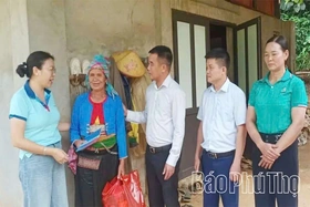 Vân Sơn tặng quà cho 30 hộ khó khăn