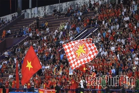 Cổ động viên hâm nóng không khí tại sân vận động Việt Trì