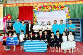 Trao tặng trang thiết bị cho Trường Mầm non Vinh Tiền