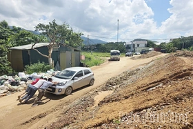 Đường dang dở, dân khổ vì “ổ gà, ổ voi”