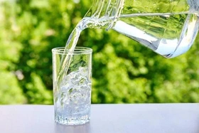 Thực hư lợi ích của việc uống 3 lít nước mỗi ngày