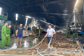 Nhanh chóng dập tắt vụ cháy nhà xưởng sản xuất bao bì nhựa, chống cháy lan, cháy lớn