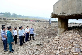 Phó Chủ tịch UBND tỉnh Nguyễn Huy Ngọc kiểm tra sự cố tại cầu Sông Lô