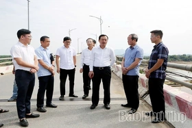 Phó Chủ tịch UBND tỉnh Quách Tất Liêm kiểm tra sự cố tại cầu Sông Lô