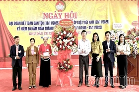 Phó Chủ tịch Ủy ban MTTQ Việt Nam tỉnh Bùi Văn Luyến dự ngày hội Đại đoàn kết xóm Hợp Lý