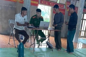 Công an xã Mường Bi chuẩn hóa dữ liệu gần 600 phương tiện giao thông