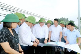 Chủ tịch UBND tỉnh Trần Duy Đông thăm và làm việc với 3 xã Sông Lô, Tiên Lữ, Sơn Đông