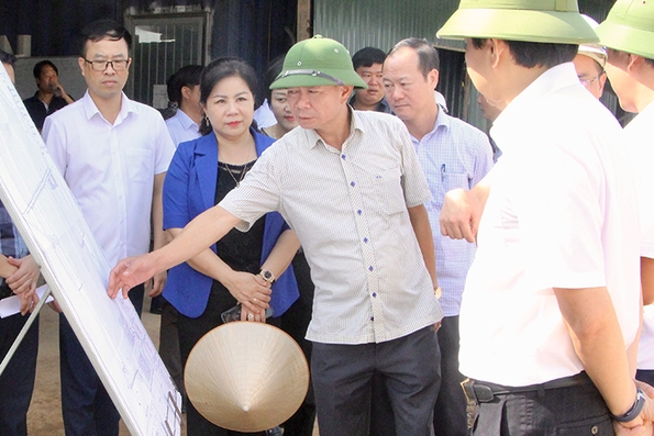 Giám sát thực hiện quy hoạch, đầu tư xây dựng hạ tầng kỹ thuật và hoạt động các khu, cụm công nghiệp