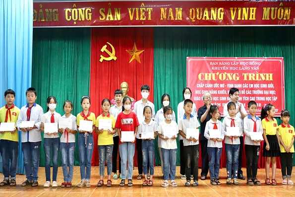 Trao 215 suất quà cho giáo viên, học sinh có thành tích xuất sắc