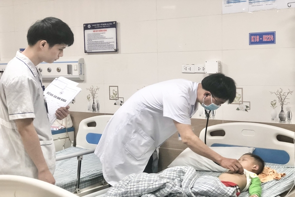 Gia tăng trẻ nhập viện do thời tiết nồm ẩm