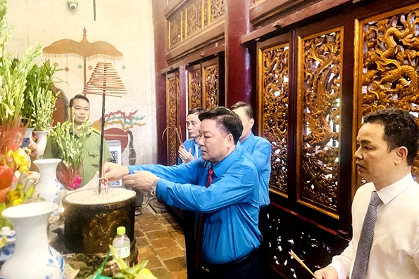 Đoàn đại biểu dự Đại hội XVII Công đoàn tỉnh dâng hương báo công các Vua Hùng