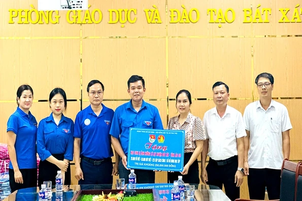 Trao tặng sách, vở, đồ dùng học tập cho học sinh tỉnh Lào Cai