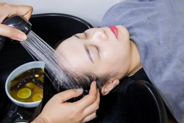 3 cách gội đầu giảm rụng tóc
