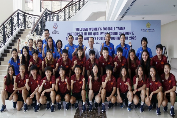 Tổng thư kí VFF gặp mặt động viên Đội tuyển nữ Việt Nam